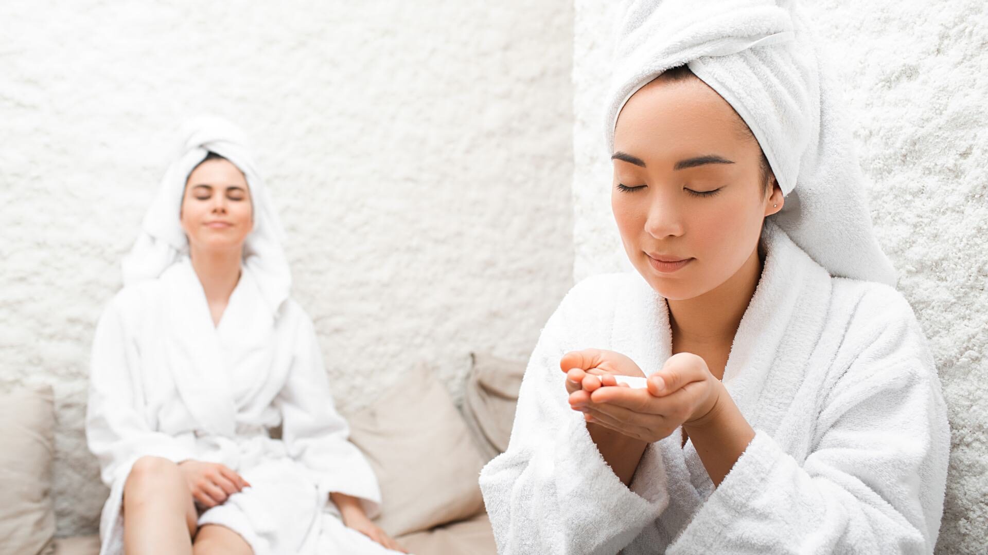 Ragazze all'interno della grotta del sale durante una terapia